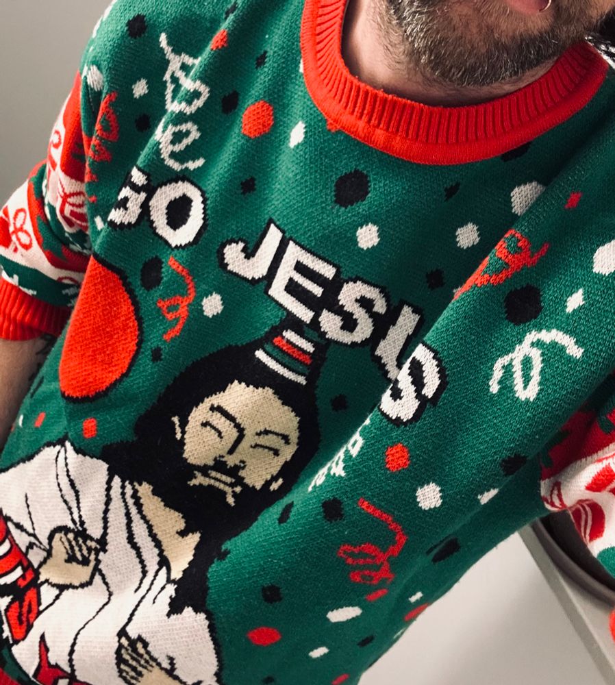 Selfie ohne Gesicht mit Weihnachtspulli „Go Jesus it’s your birthday”