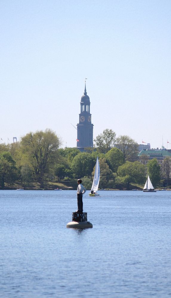 Hamburger Michel von der Alster mit Bojenmann