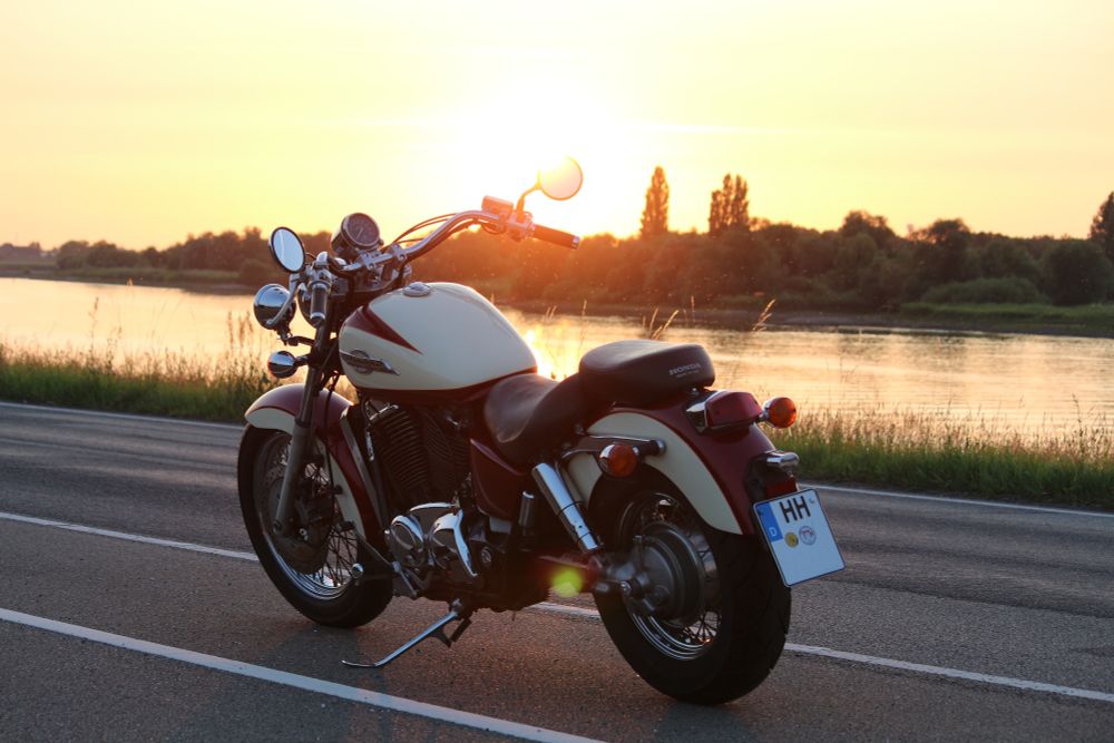 Motorrad vor der Elbe im Sonnenuntergang 