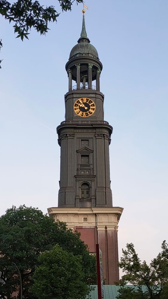 St. Michaelis, Michel Hamburg Turm von der Willi Brandt Straße 