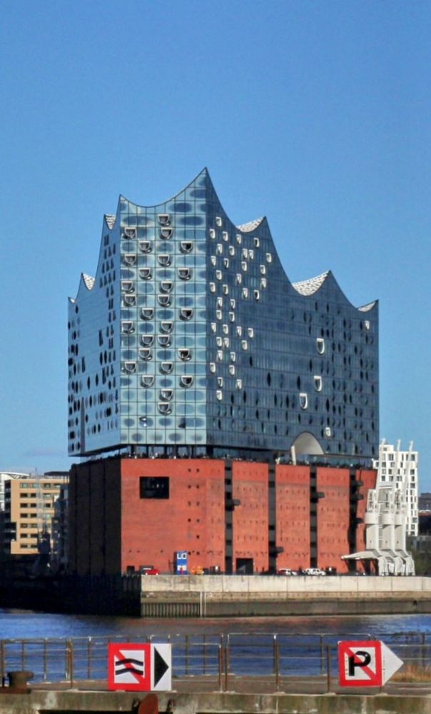 Elbphilharmonie von der Südseite des alten Elbtunnels aus fotografiert.
