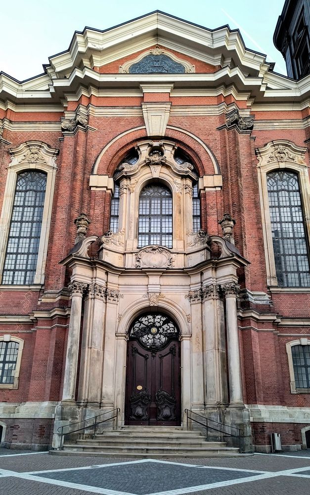 St. Michaelis, Michel Hamburg Eingang von der Willi Brandt Straße 