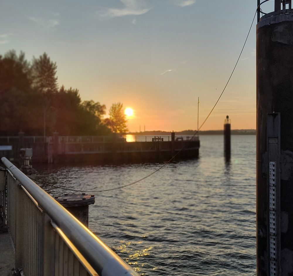 Sonnenuntergang an der Elbe in Hamburg Cranz 