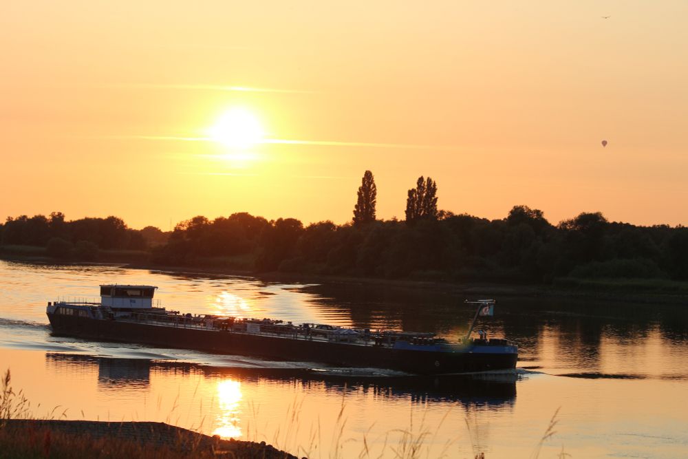 Elbe mit Binnenschiff vor Sonnenuntergang 