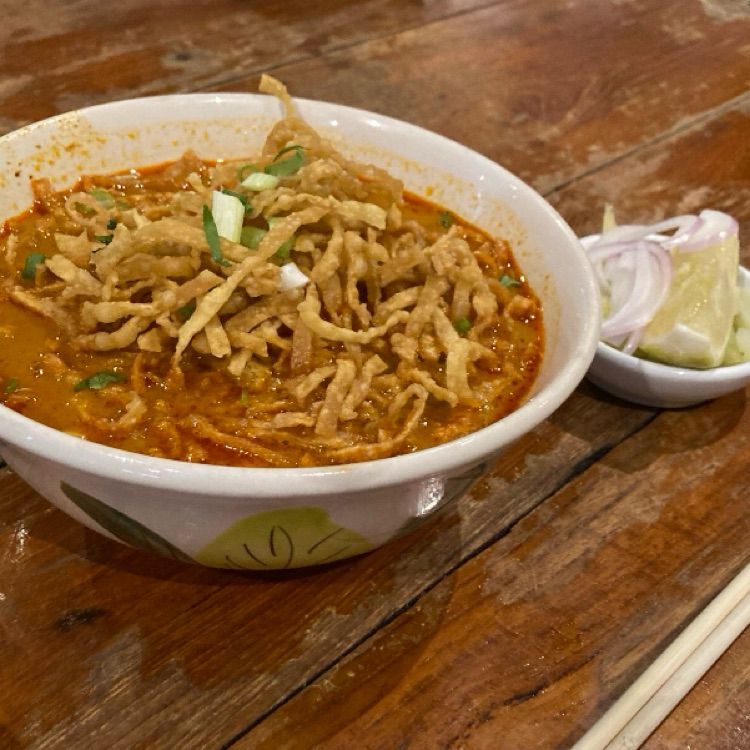 バンコクで食べたカレー麺（カオソーイ）
