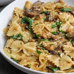 Mynd af pastarétt. Farfalle, sveppir og spínat í creamy sósu.