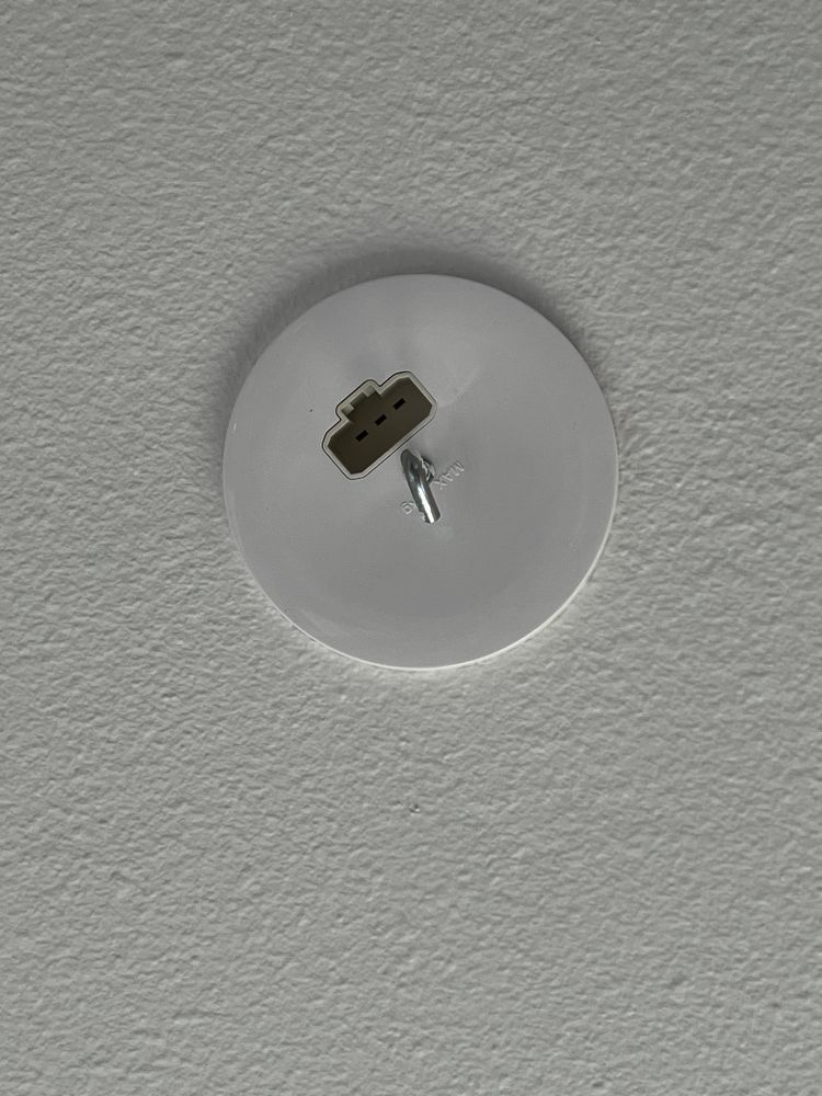 Ljósmynd af lofdós fyrir ljós. Á dósinni er krókur til að hengja ljósið í og líka plögg til að stinga ljósinu í samband. Ekki hefðbundið plögg heldur sérstakt ljósaplögg sem er því sem næst ósýnilegt þegar eitthvað er plöggað inn.