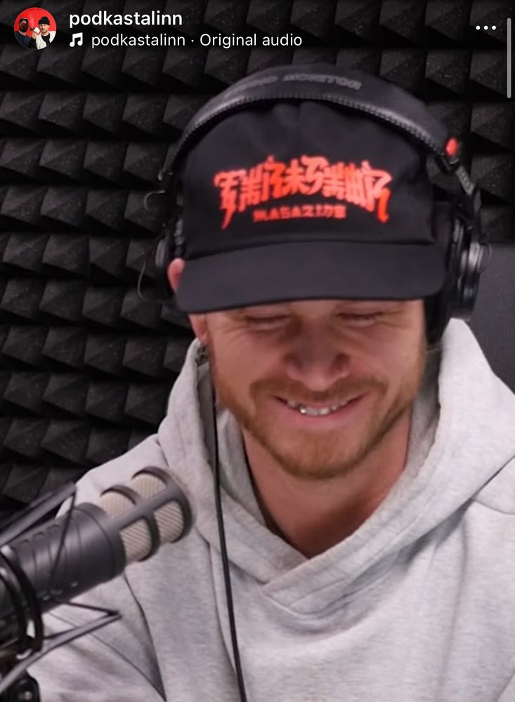 Skjáskot af unræddum manni í hlaðvarpi