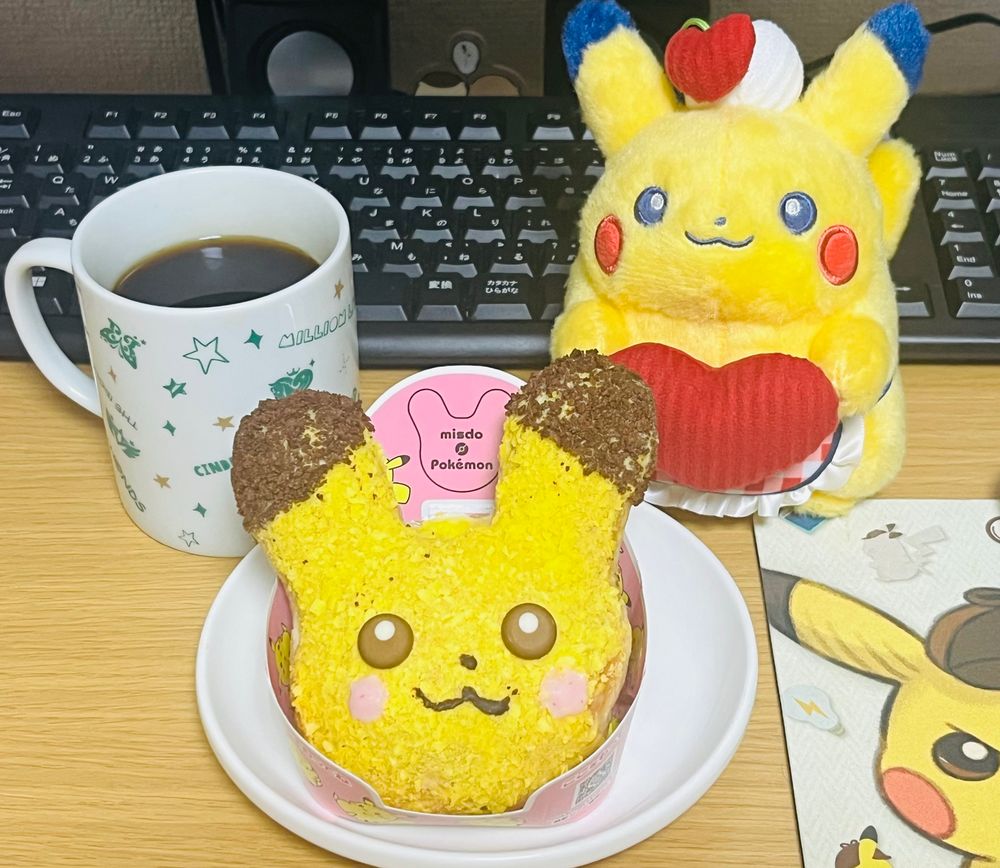 ミスタードーナツとポケモンがコラボしたピカチュウのドーナツ。
マグカップに入ったコーヒー。
ピカチュウのぬいぐるみを添えて。