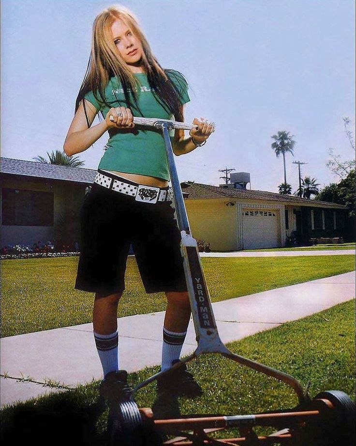 Photo of Avril Lavigne.