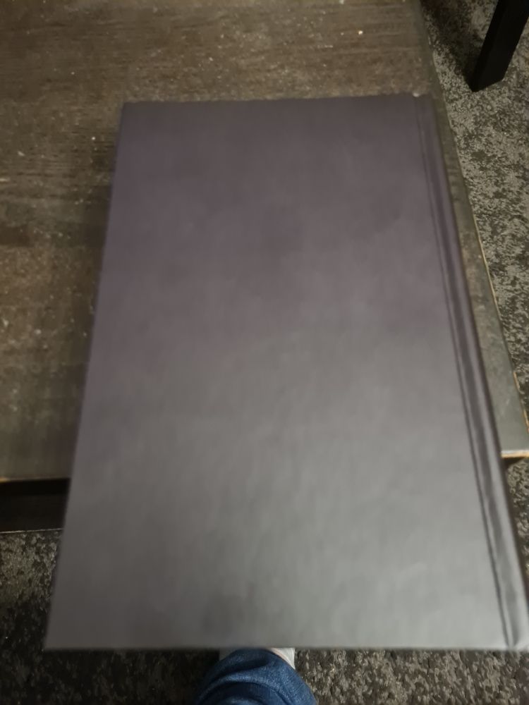 Schwarzer Buchrrücken.