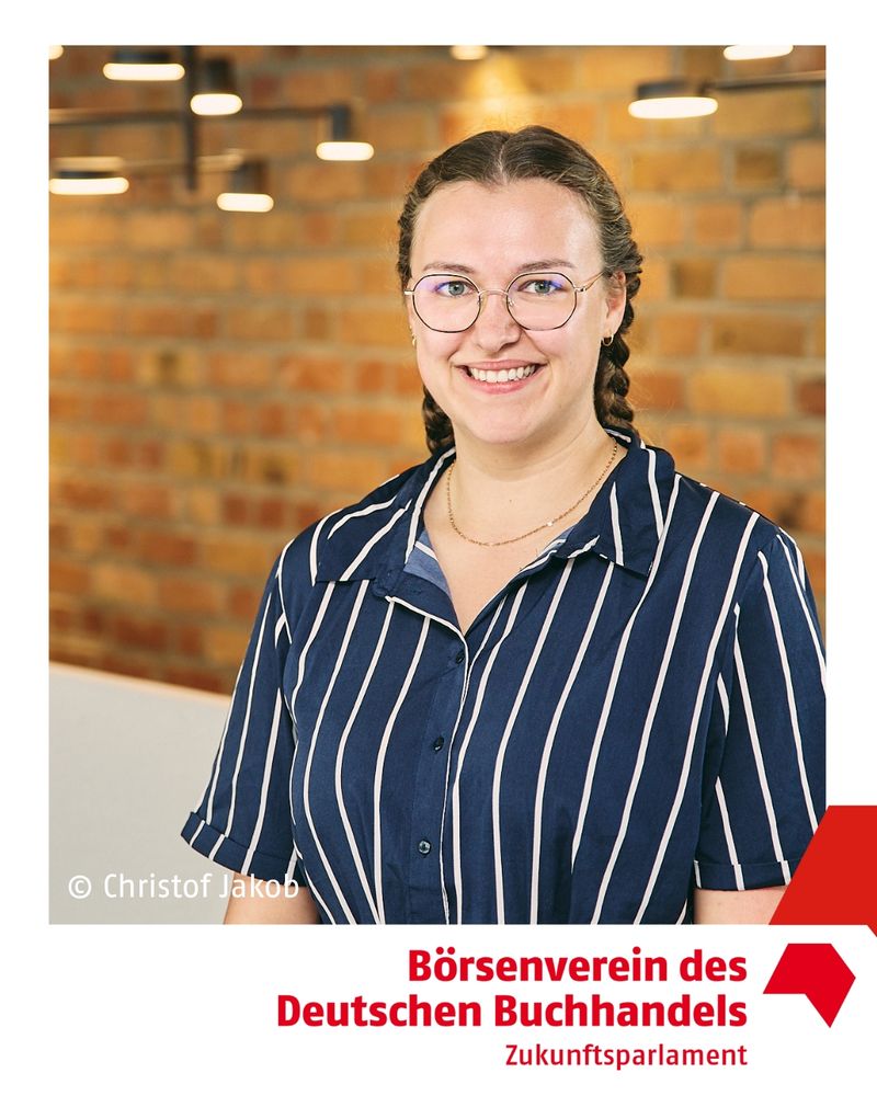 Ein Porträtfoto von Janneke de Vries, unten das Logo des Zukunftsparlaments