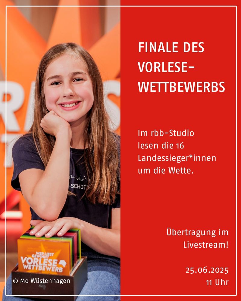 Linke Bildseite: Die Gewinnerin des Vorlesewettbewerbs 2024 sitzt im rbb-Studio und hält den Wanderpokal. Rechte Bildseite: Auf rotem Hintergrund steht: Finale des Vorlesewettbewerbs. Im rbb-Studio lesen die 16 Landessieger*innen um die Wette. Übertragung im Livestream! 25.06.2025. 11 Uhr

