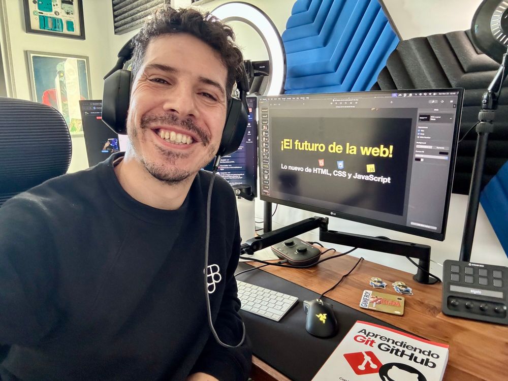 Aparezco sonriendo a cámara, con mi ordenador de fondo y mi presentación del futuro de la web