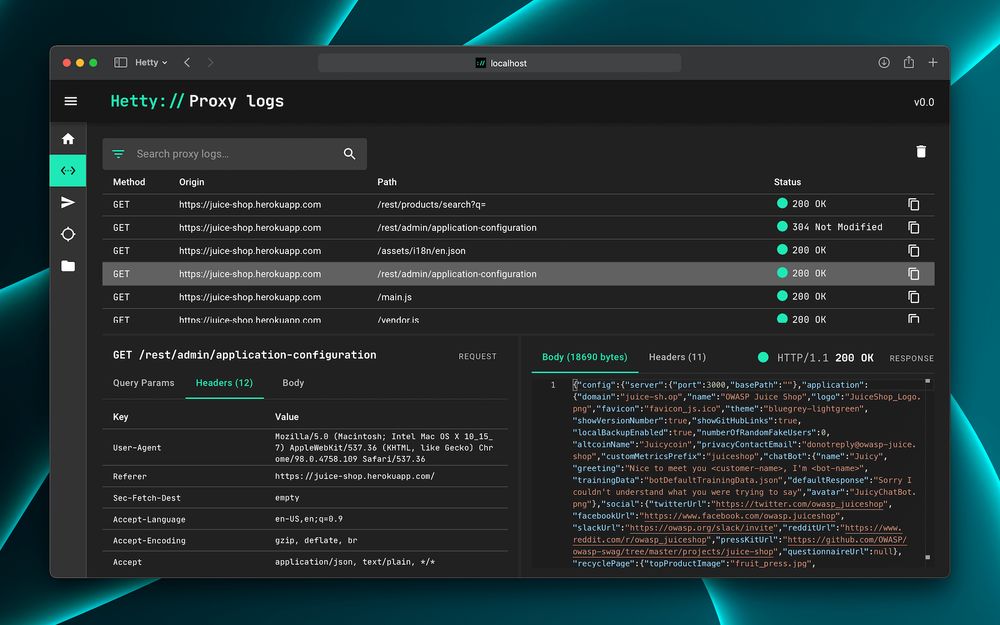 Captura de pantalla de la herramienta Hetty HTTP (versión 0.0) en modo oscuro, mostrando la interfaz de Proxy Logs. La tabla lista solicitudes GET registradas a una app de demostración Juice Shop con rutas como /rest/products/search y /rest/admin/application-configuration, junto con estados como 200 OK y 304 Not Modified. En la vista detallada de una solicitud seleccionada se muestran los parámetros de consulta, cabeceras como User-Agent y Referer, y un cuerpo JSON con datos de configuración de la aplicación de demostración.