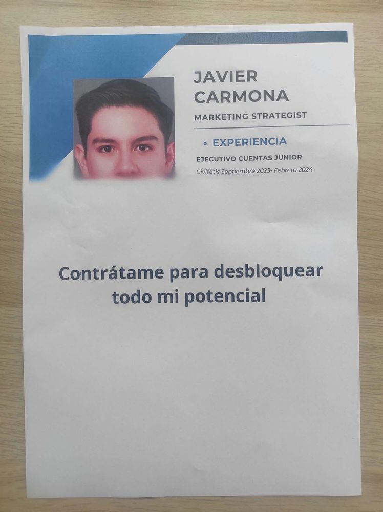 Una hoja de currículum con un diseño minimalista. En la parte superior aparece la foto de un joven y su nombre "Javier Carmona" junto a su título "Marketing Strategist". Se muestra su experiencia como "Ejecutivo Cuentas Junior" en Civitatis entre septiembre 2023 y febrero 2024. En grande, al centro de la página, está la frase llamativa: "Contrátame para desbloquear todo mi potencial".