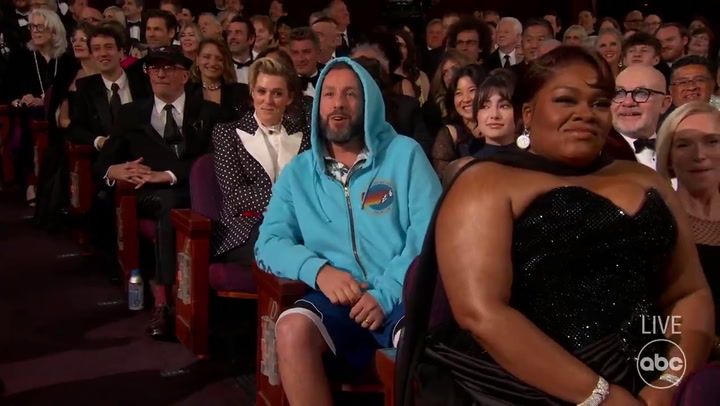 Adam Sandler con hoddie en la gala de los Óscar