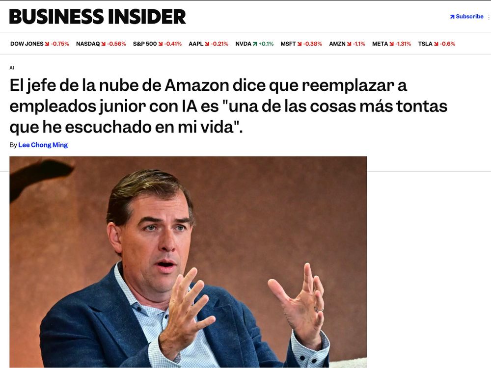 Un hombre con chaqueta azul y camisa clara habla con gesto serio y la mano levantada, como explicando algo importante, en una entrevista de Business Insider.