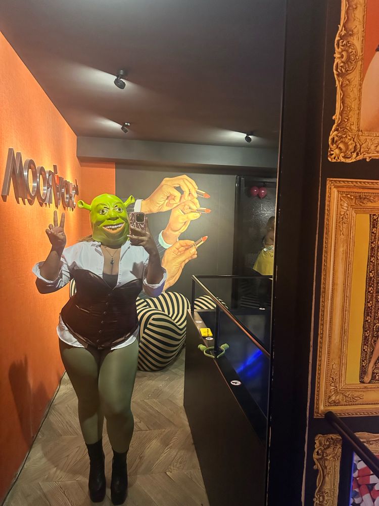 Same fit, same mask. But she’s throwing up a piece sign.