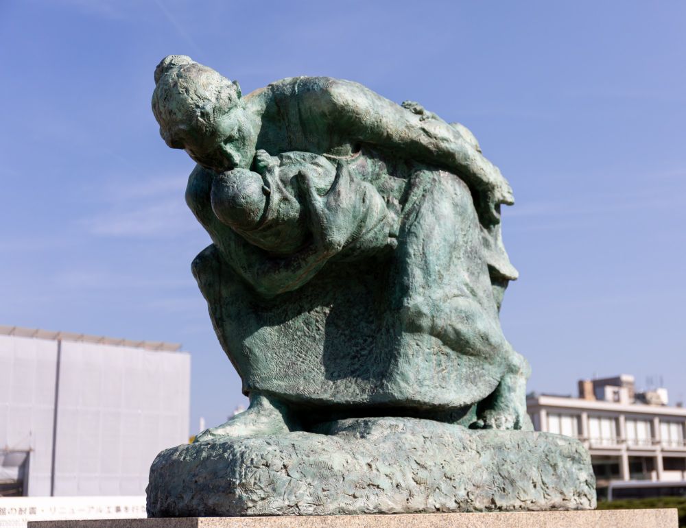 Statue of Mother and Child in the Storm, by Balon Greyjoy - Own work, CC0, https://commons.wikimedia.org/w/index.php?curid=110482495