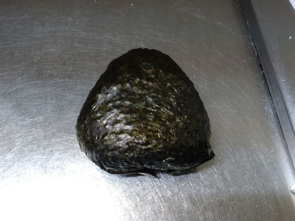 4. 三角に整えて裏返し、海苔を馴染ませたら完成。