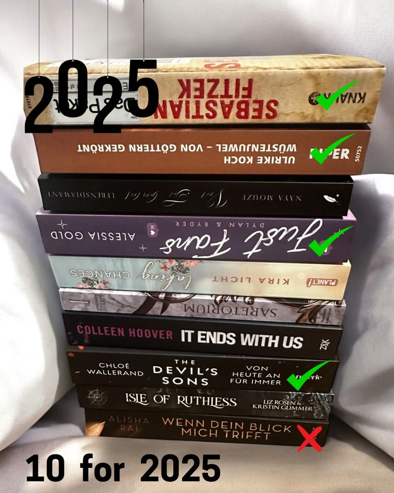 Mein Stapel zu lesender / hörender Bücher für 2025
- Das Paket von Sebastian Fitzek ✅
- Wüstenjuwel - von Göttern gekrönt von Ulrike Koch ✅
- Vom Tod berührt Lebendiamant von Naya Mouze
- Just Fans von Alessia Gold ✅
- Taking Chances von Kira Licht
- Saretorium Lodernder Stern von Panagiotis Marinoglou
- It ends with us (niederländische Edition) von Colleen Hoover
- The Devil‘s Son von Chloé Wallerand ✅
- Isle of Ruthless er ist der Feind von Liz Rosen & Kristin Glimmer
- Wenn dein Blick mich trifft von Alisha Rai ❌

10 for 2025