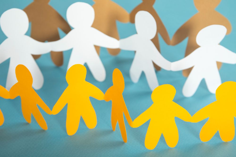 Papierzuschnitte von bunten Männchen