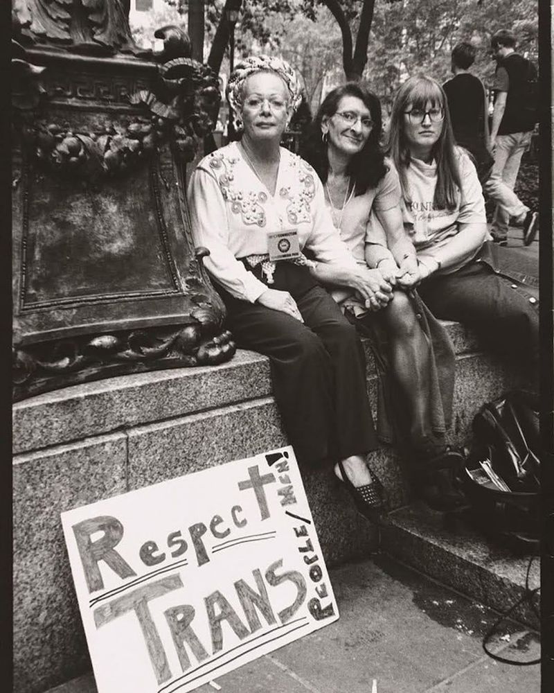📸☝️ Sylvia (center), her partner Julia Murray (right) and friend Christina Hayworth). Credit: © Luis Carle
