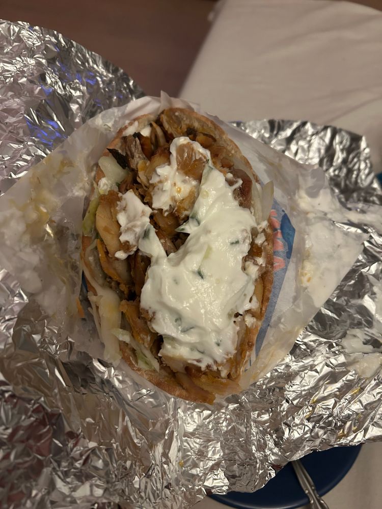 Gyros im Fladenbrot mit Salat und Zaziki 