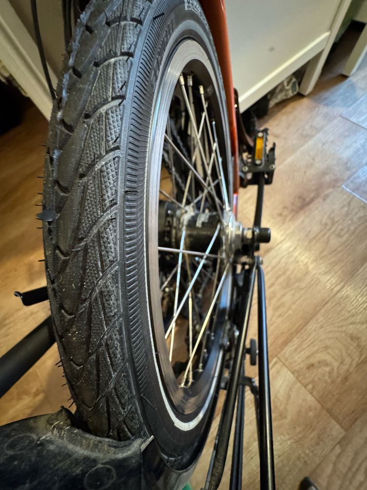 The new Schwalbe Marathon Plus tyre on my back wheel. The treat pattern is extremely clear, and the little rubber whiskers left over from the manufacturing process can still be seen