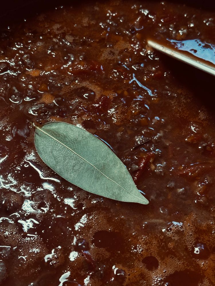 焼いた挽肉たちにトマト缶とハーブを加えて煮込んでいるところ