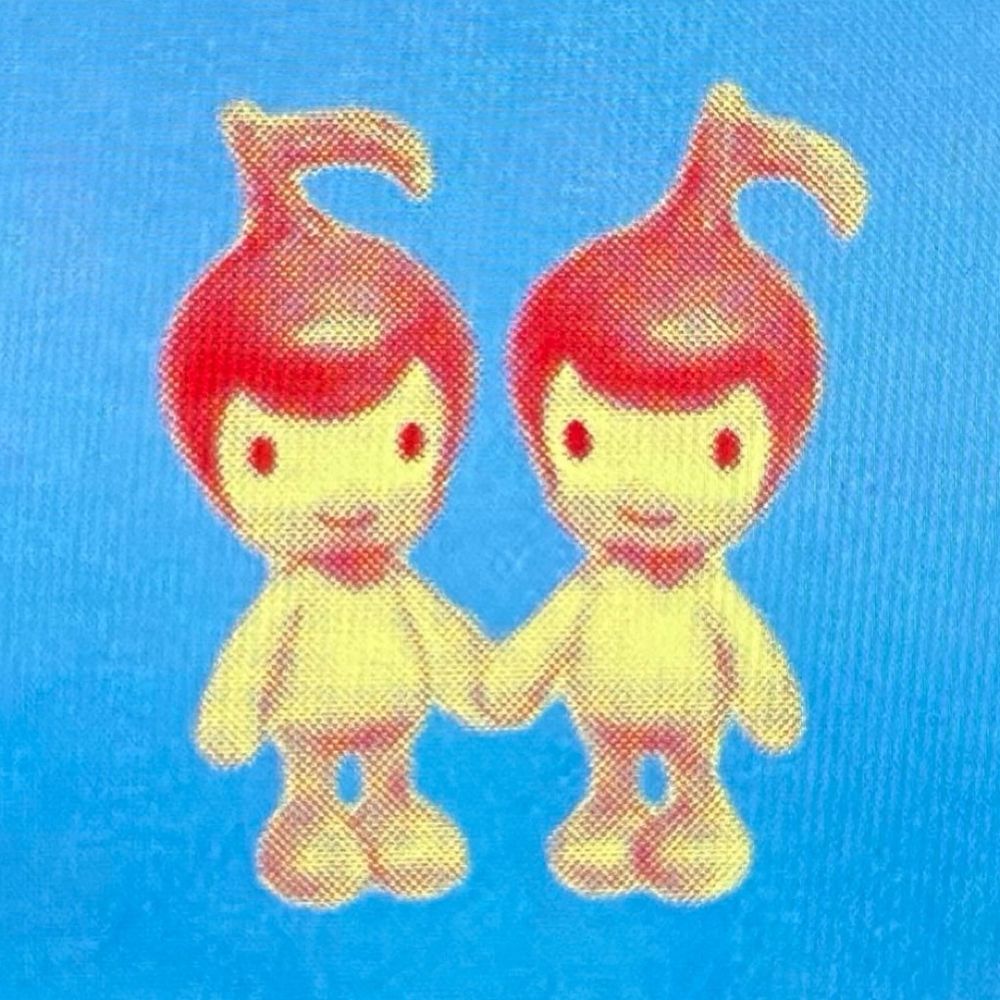 音符形の頭の小さな妖精らしきキャラ二人。穏やかに笑い、手を繋ぐ。