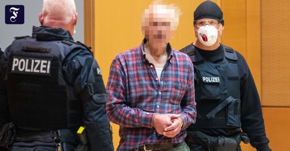 Vater von Hanau-Attentäter mit liegendem Protest vor Gericht