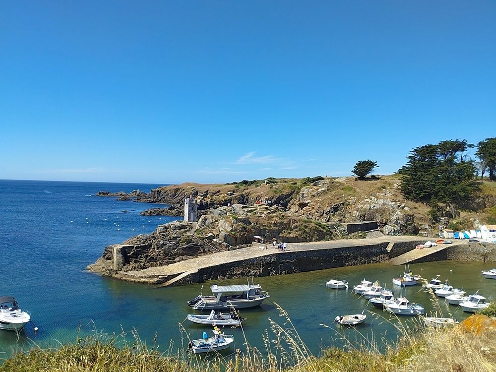 Photo du port de la meule avec des bateaux