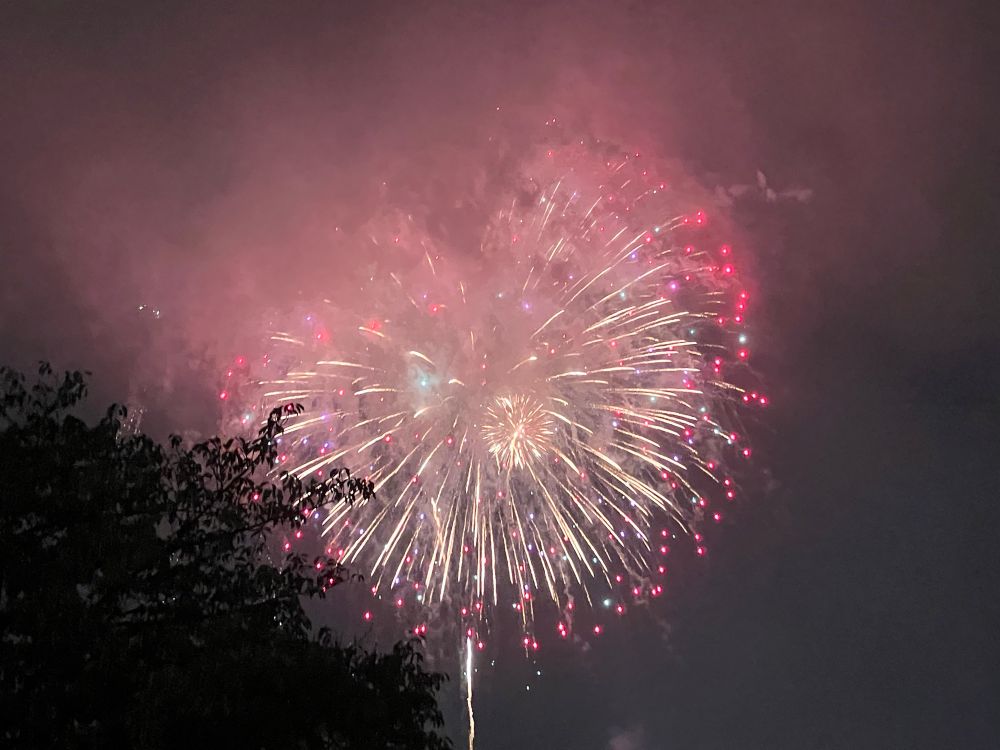 ラストの大花火　煙がかかって上部がぼやけている