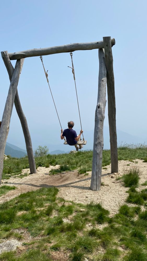 Eine grosse Schaukel für Erwachsene. Man schaukelt in eine wunderschöne Aussicht hinaus. und wenn es nicht dunstig gewesen wäre, wäre es noch schöner gewesen.😄