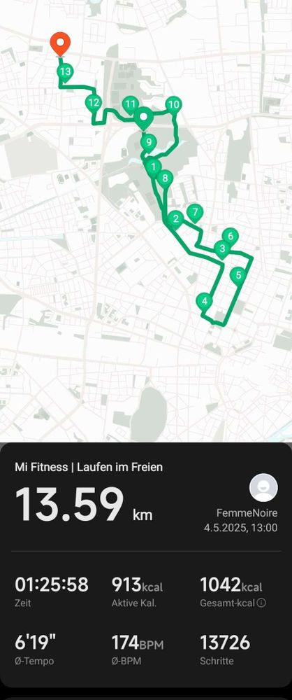 Ein Screenshot aus einer Fitness-App über einen Lauf im Freien. Zu sehen ist oben eine Karte mit einer eingezeichneten Route und Kilometer-Markern (1 bis 13) und sowohl ein Start- als auch ein Zielmarker.
In der unteren Hälfte sieht man genauere Informationen zum Lauf. Distanz: 13,59 km, Zeit: 1:25:58, aktive Kalorien 913, gesamte Kalorien 1042, Durchschnittstempo 6 Minuten und 19 Sekunden für 1 Kilometer, durchschnittliche Herzfrequenz von 174 Schlägen pro Minute und 13.726 Schritte.