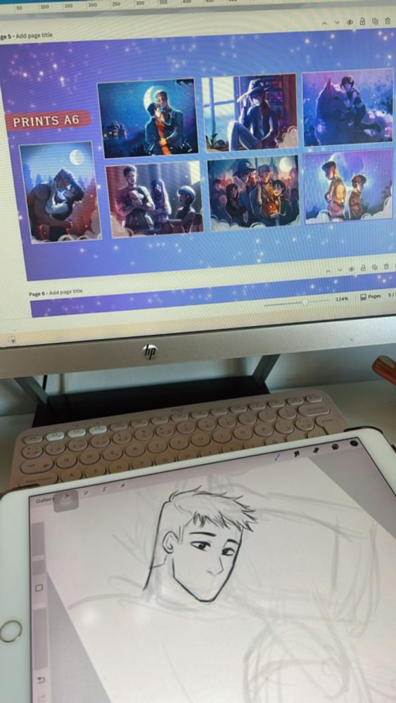 Fotografía de escritorio en el que se ve en la pantalla del ordenador unas ilustraciones en tonos azules y en el iPad junto al teclado, un dibujo en proceso