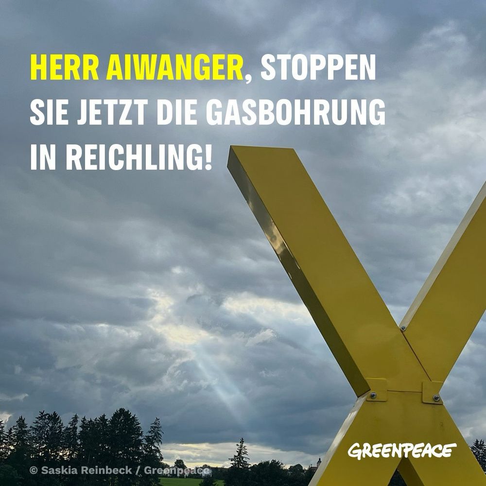 Auf dem Bild ist ein großes, gelbes X zu sehen, das auf einer Wiese als Installation aufgebaut steht. Der Himmel ist wolkenverhangen und es kommt ein Sonnenstrahl durch. Das X ist das Symbol des Anti-Atom und Anti-Kohle Protests. Und nun Symbol für den Widerstand gegen Erdgas.