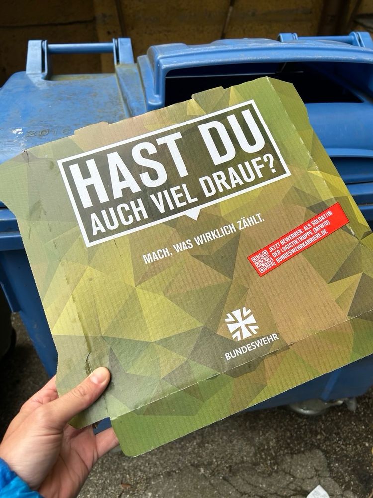Das Foto zeigt einen Pizzakarton in Camouflage-Optik mit Werbung der Bundeswehr.
