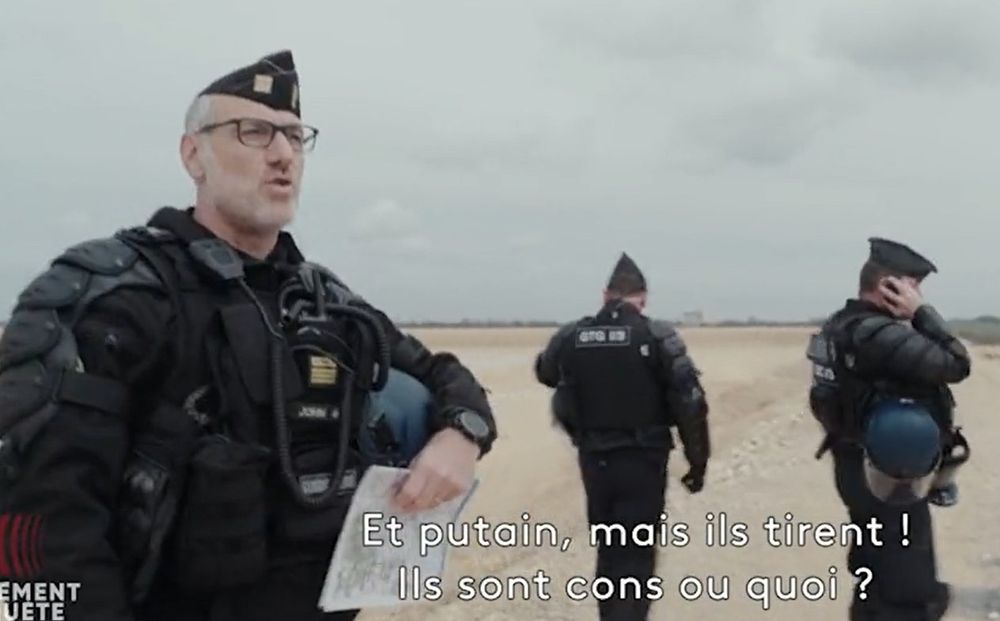 CRS qui dit "Et putain, mais ils tirent ! Ils sont cons ou quoi ?" 