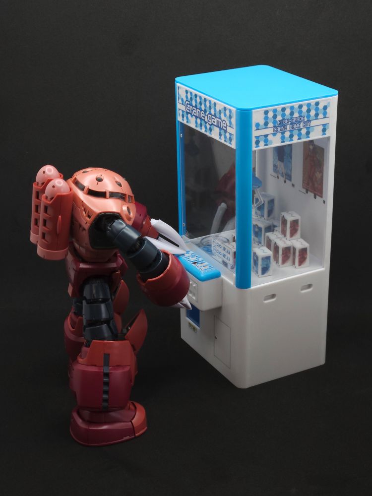 RG Z'gok playing the crane game