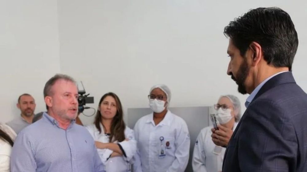 Secretário de Nunes faz campanha em hospital enquanto pacientes sofrem sem ar na UTI