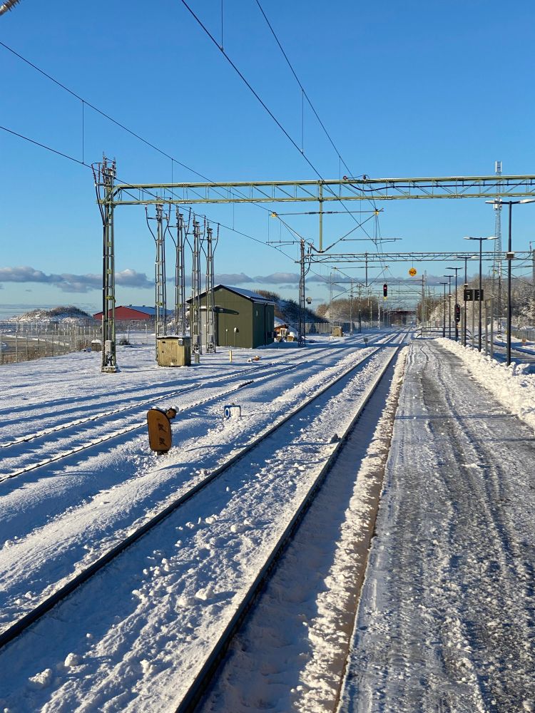 Öde perrong i vintertid. Perrongen är skottad. 