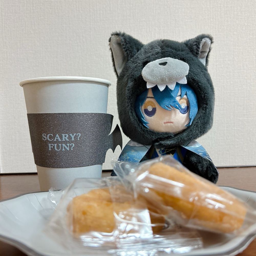 狼の被り物を着たにじぬい小柳ロウとおやつ