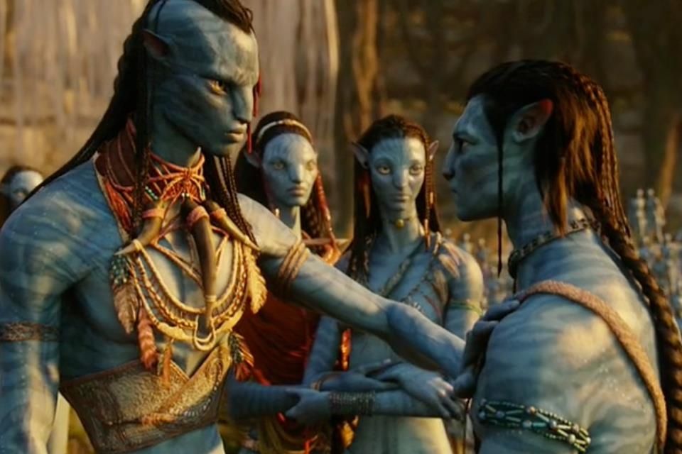 Tsu'tey holding his hand to Jake Sully's chest in a moment of solidarity