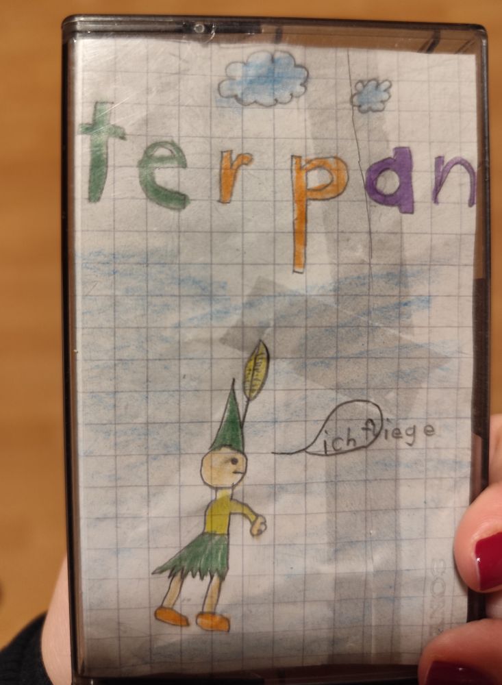 das restliche cover "...ter pan" darauf ein gezeichneter peter pan mit sprechblase "ich fliege"
