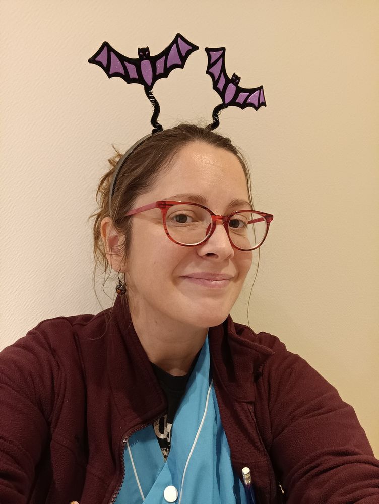 Photo de ma gueule, avec serre tête à chauve-souris, tunique de paramed et polaire parce qu'il fait froid 