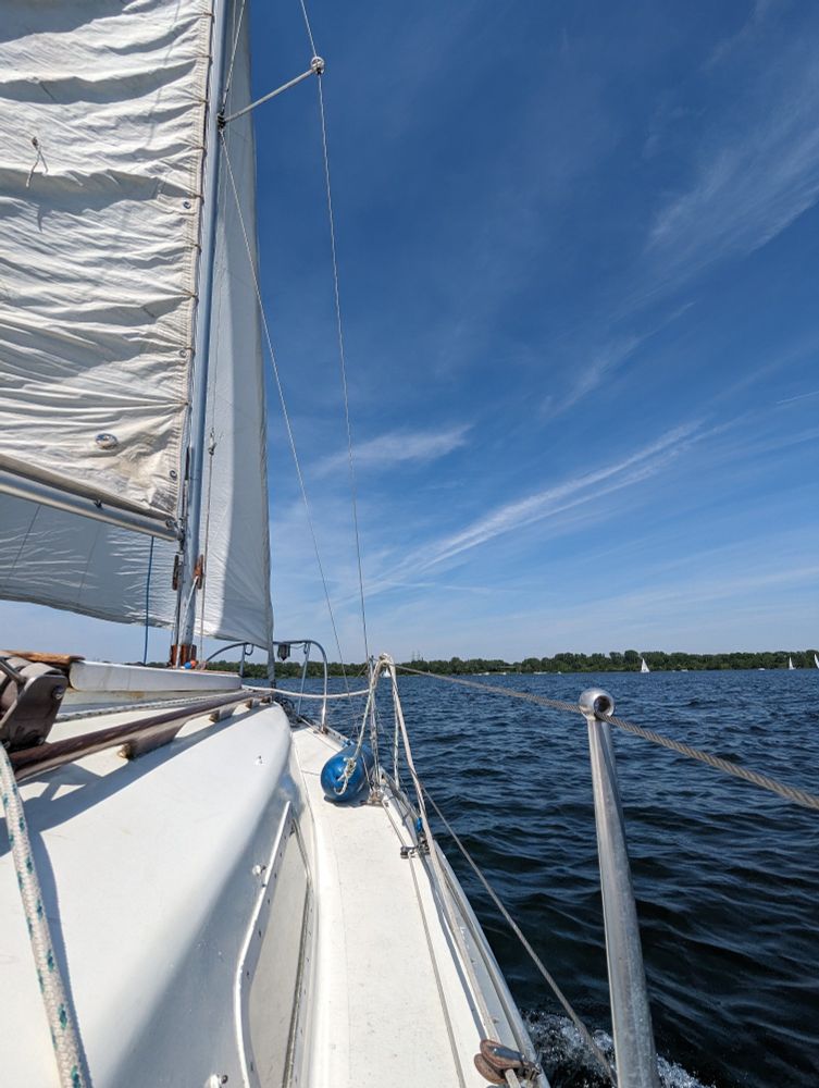 Segelndes Segelboot auf einem See