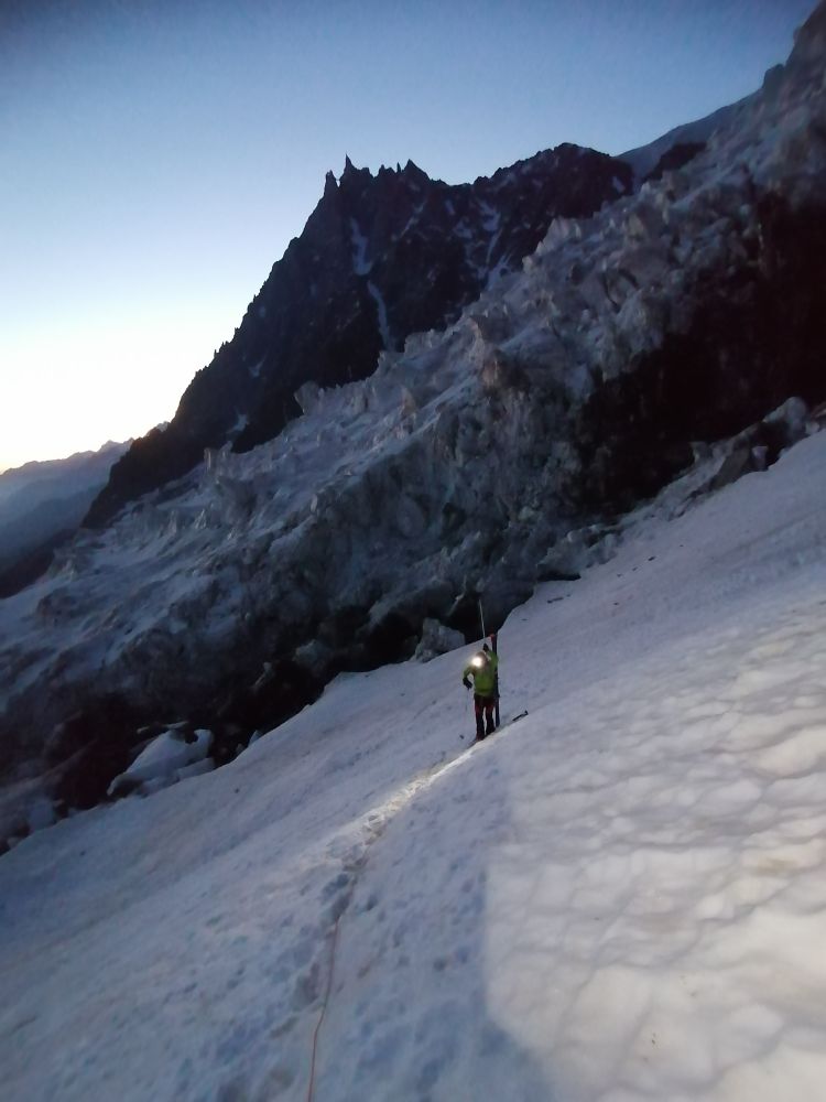 Lever de soleil sous l'Aiguille du Midi juste après le passage de La Jonction 